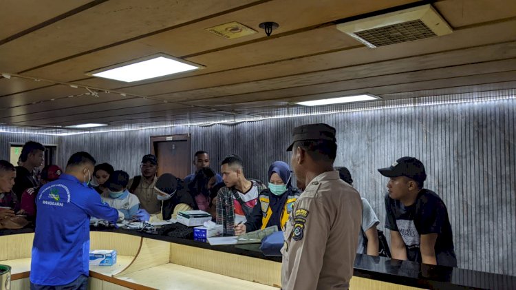 Kapal Penumpang KM Sabuk Nusantara 49 Tiba di Pelabuhan Reo dengan Pengamanan KP3 Laut
