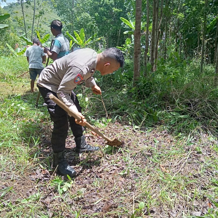 Bhabinkamtibmas Ruteng Bersama Warga Laksanakan Kegiatan Baksos Pembukaan Jalan Tani di Dusun Bung, Desa Bulan