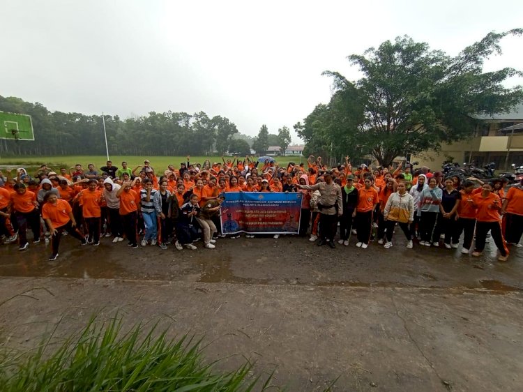 KBO Binmas Polres Manggarai Pimpin Pelatihan Baris Berbaris untuk Mahasiswa Unika St. Paulus Ruteng