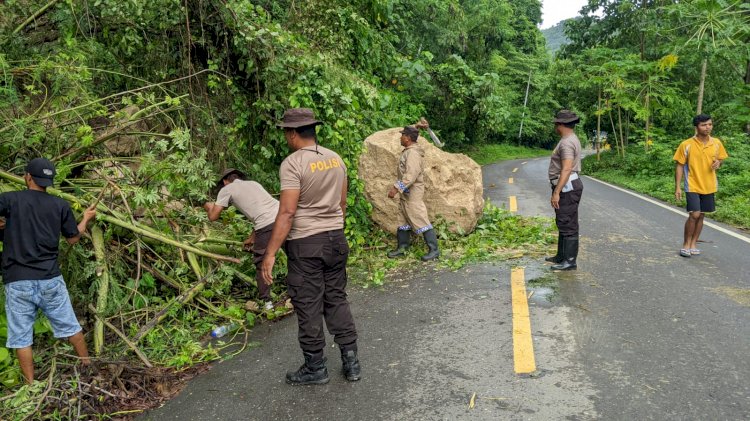 Personel Polsek Reo Polres Manggarai, Bersama Warga Gotong royong Bersihkan Material Longsor dan Banjir