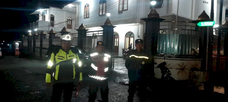 Personel Polres Manggarai Amankan Pelaksanaan Pengamanan Sholat Tarawih di Masjid Agung Baiturahman dan Masjid Jihadul Ukhrah Ruteng