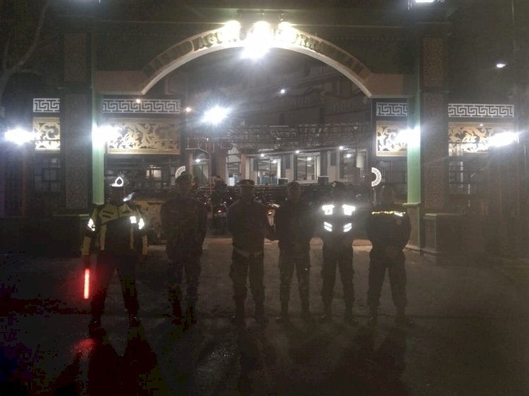 Personel Polres Manggarai Amankan Pelaksanaan Pengamanan Sholat Tarawih di Masjid Agung Baiturahman dan Masjid Jihadul Ukhrah Ruteng
