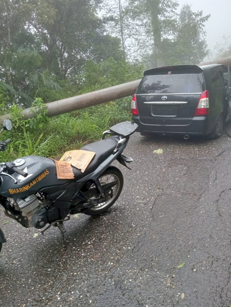Polsek satar Mese Lakukan Pengamanan jalur Ruteng-Iteng yang Macet akibat Kecelakaan Tertimpa Tiang Listrik