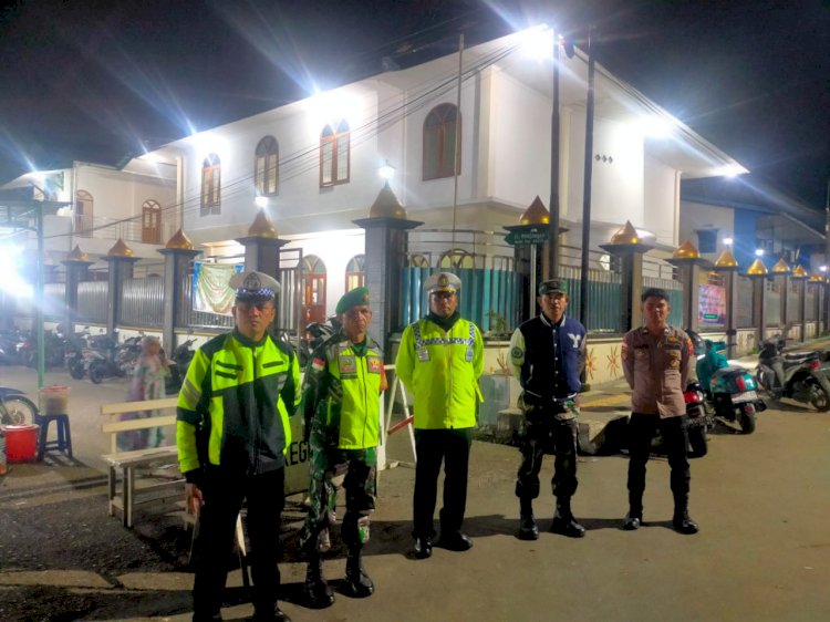 Polres Manggarai Lakukan Pengamanan Sholat Tarawih di Masjid Jihadul Ukhrah Selama Bulan Suci Ramadhan.