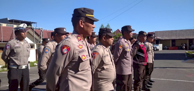 Kapolres Manggarai Pimpin Apel Pengecekan Personil dalam Operasi Samana Santa Turangga – 2024