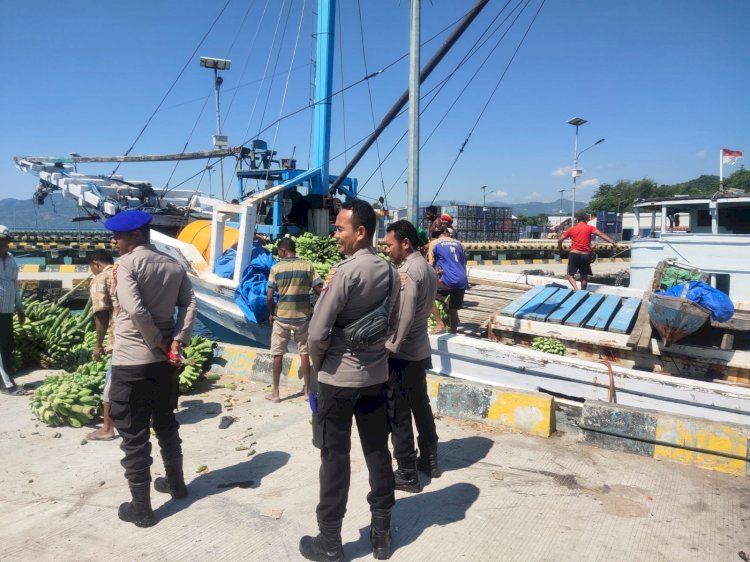 Patroli Sat Polairud Polres Manggarai Cegah Tindak Pidana Perdagangan Orang (TPPO) dan Ajak Masyarakat Jaga Kebersihan Pesisir