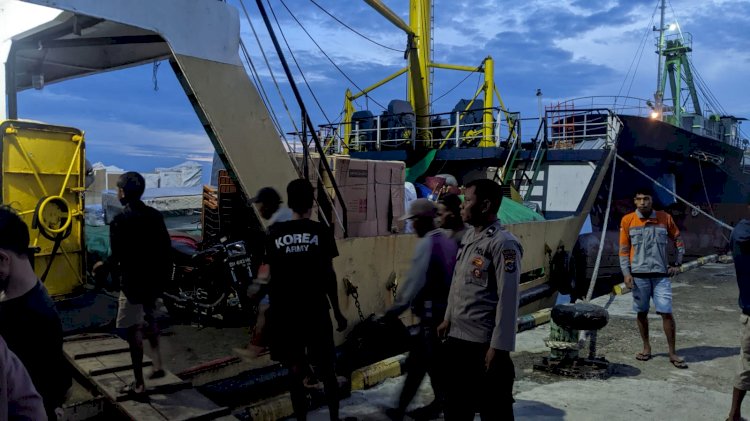 KP3 Laut Reo Pastikan Kapal Penumpang KM Sabuk Nusantara 55 Tiba di Pelabuhan Reo dengan Aman
