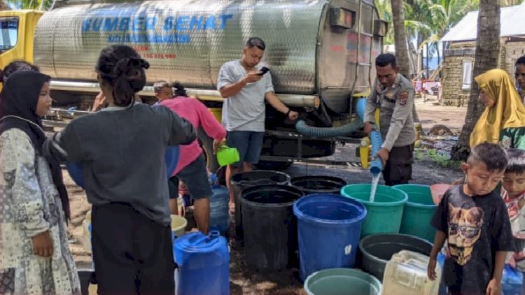 Personel Polsek Reo Bantu Penyaluran Air Bersih kepada Warga Desa Paralando