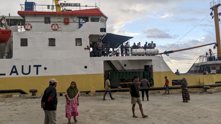 Kegiatan Pengamanan Kapal Penumpang KM.MALOLI di Pelabuhan Laut Reo Berjalan Lancar