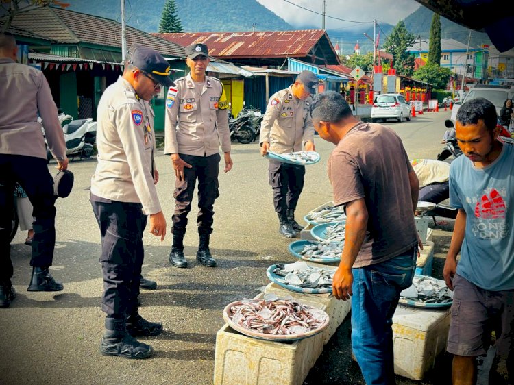 Kasat Binmas Polres Manggarai berikan Himbauan untuk Warga Pasar Inpres Ruteng