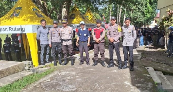 Polres Manggarai Terjukan Personel Pengamanan Upacara Pembukaan Turnamen Universitas Katolik Indonesia Ruteng.
