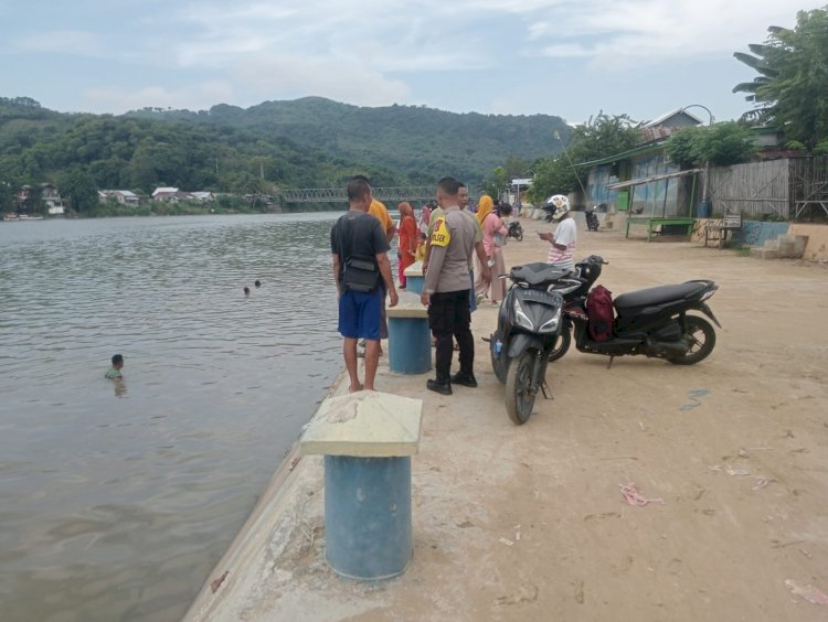 Kapolsek Reo dan Anggota,  Bantu Proses Pencarian dan Evakuasi Korban Tenggelam di Sungai Wae Pesi