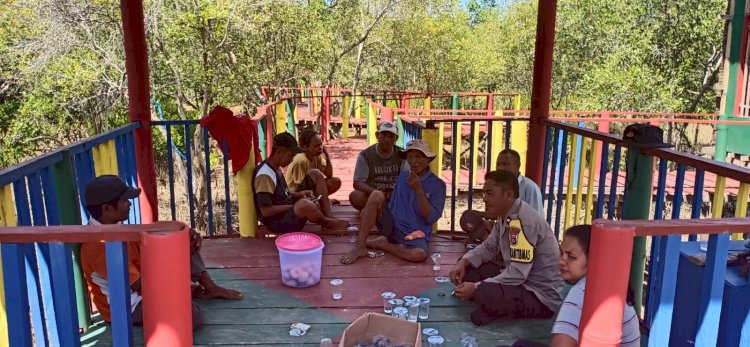 Bhabinkamtibmas Kelurahan Baru berpartisipasi aktif dalam Kerja Bakti Penyulaman Mangrove di Pantai Nanga Banda