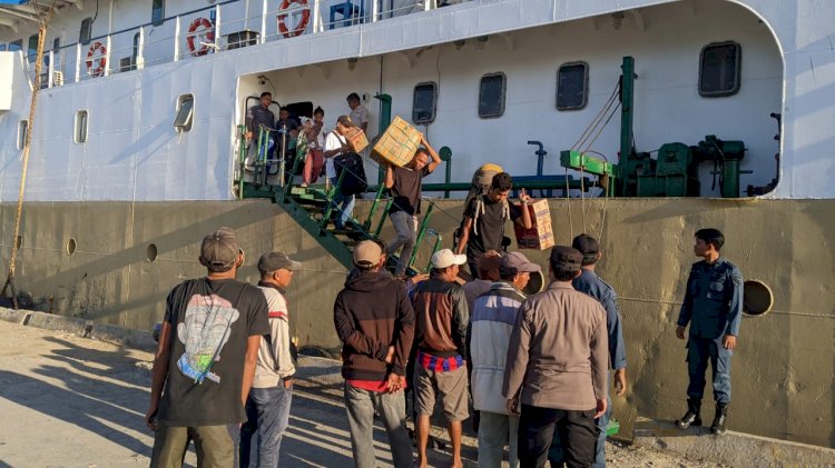 KP3 Laut : Pengamanan Kapal Penumpang di Pelabuhan Laut Reo Memastikan Keamanan dan kelancaran Transportasi Publik