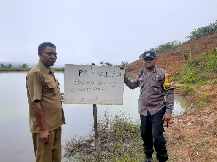 Cegah Korban Tenggelam, Bhabinkamtibmas Pasang Papan Himbauan di Desa Nao