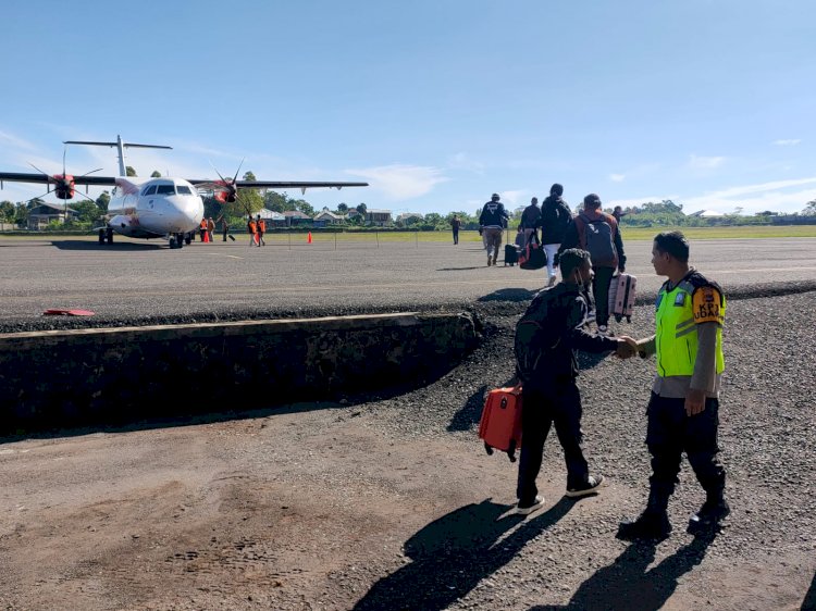 KP3 Udara : Pengamanan Pesawat Penumpang WINGS AIR ATR 72 – 500 di Bandara  Frans Sales Lega Ruteng.