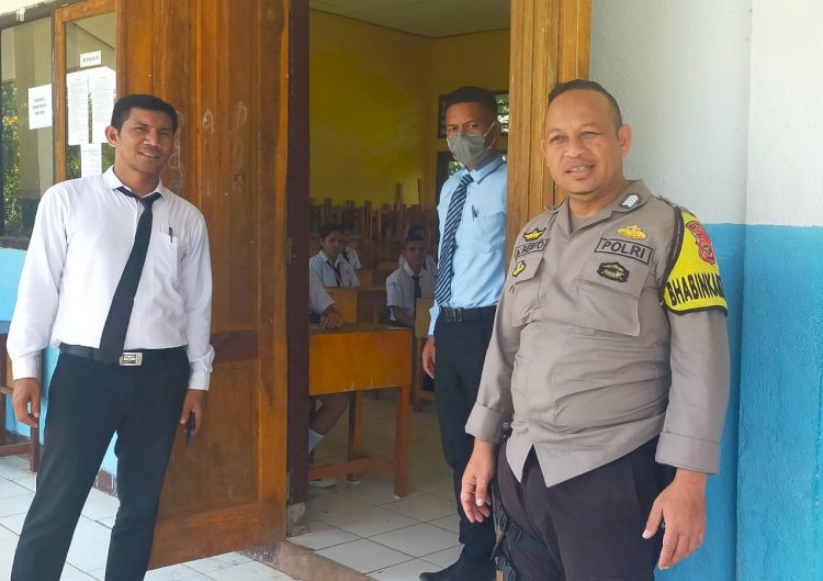 Bhabinkamtibmas patroli dan Sambang Kegiatan Ujian di SMP Negeri 8 Cibal