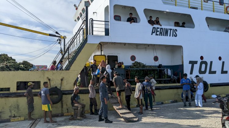 Kepentingan Keselamatan: KP3 Laut lakukan Pengamanan Kapal Penumpang di Pelabuhan Laut Reo