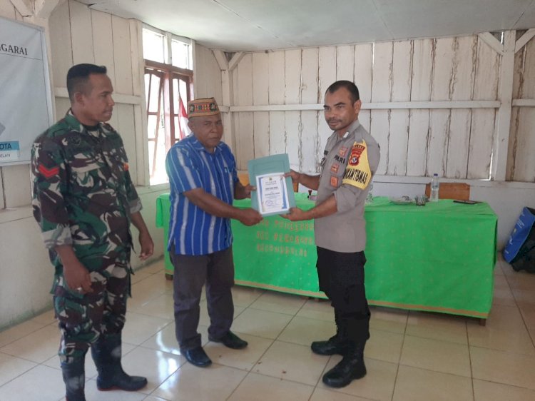 Bhabinkamtibmas Sambang di Desa Nggalak peraih Penghargaan dari Pemerintah Kecamatan Reok Barat atas Penurunan Angka Stunting