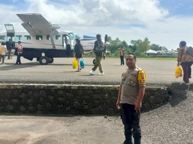 KP3 Udara, Lakukan Pengamanan Pesawat Penumpang di Bandara  Frans Sales Lega Ruteng.