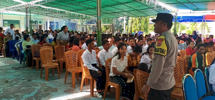 Bhabinkamtibmas Kel. Baru, Kec. Reok, Aipda Syamsul Rizal, Awasi Pengumuman Kelulusan SMAS St. Grogerius Reo