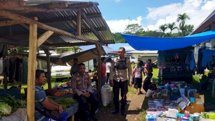 Polsek Cibal Memastikan Situasi Kamtibmas Kondusif dengan Patroli Dialogis di Pasar Mingguan Pagal dan Kampung Bea Leba
