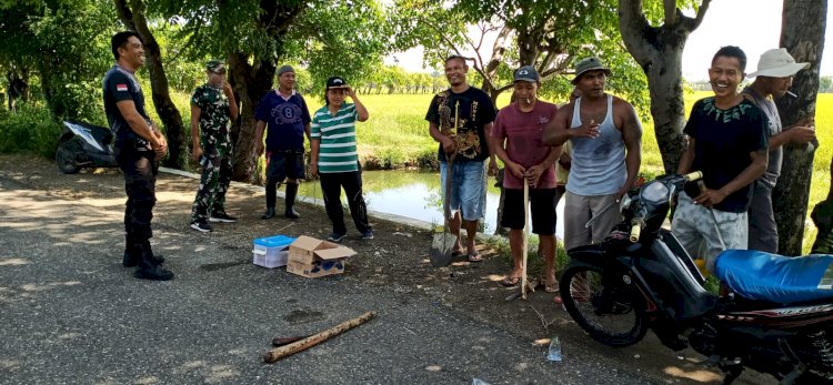 Bhabinkamtibmas Kelurahan Baru Ajak Warga Bersihkan Pinggir Jalan dan Berikan Himbauan Keamanan