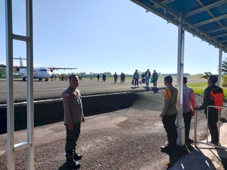 KP3 Udara Frans Sales Lega Ruteng Melakukan Giat Pengamanan Pesawat Penumpang WINGS AIR ATR 72 - 600