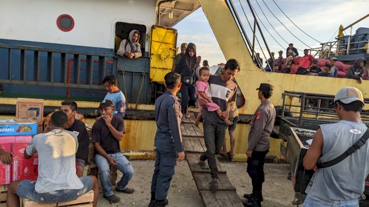 **Kelancaran Transportasi Laut: KP3 Laut Pelabuhan Reo Lakukan Pengamanan Kapal Penumpang di Pelabuhan Reo**