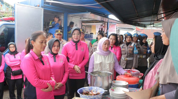 Sapa Pengungsi Banjir Bandang Sumbar, Ketum Bhayangkari Hibur Anak-anak Pengungsi