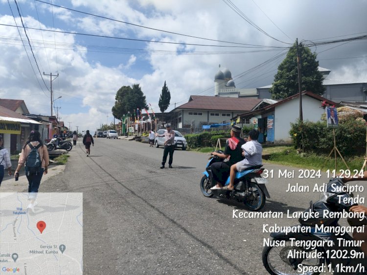 Satuan Lalu Lintas Polres Manggarai Lakukan Pengamanan Sholat Jumat di Masjid Agung Baiturahman, Ruteng