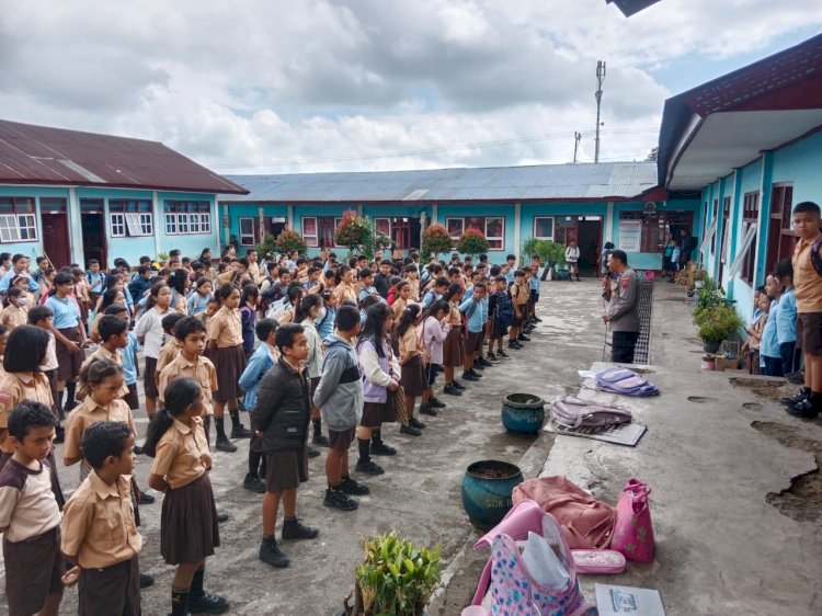 Cegah Perundungan, Kanit Binpolmas Polres Manggarai Aipda Fransiskus S. Maja Lakukan Sosialisasi di SDK Santa Theresia Ruteng V