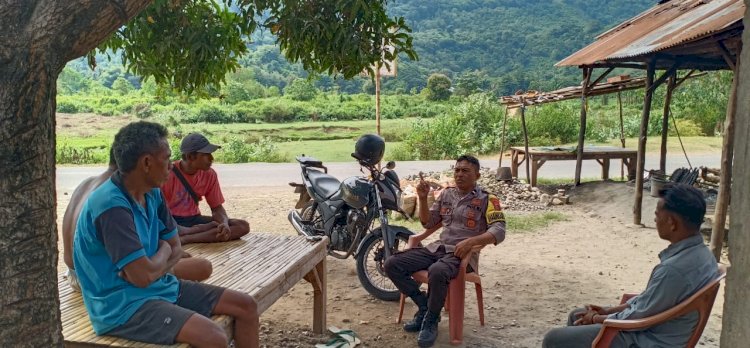 Aipda Syamsul Rizal, Bhabinkamtibmas Kelurahan Baru, Kecamatan Reok laksanakan Patroli dan Sambang Warga Binaan.