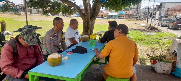 Upaya Menjaga Kamtibmas di Wilayah Binaan oleh Aipda Adi Jakar, Bhabinkamtibmas Kec. Langke Rembong