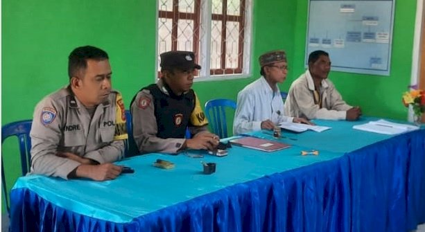 Kapospol dan Bhabinkamtibmas Kecamatan Lelak lakukan Pengamanan Penyaluran BLT Triwulan I 2024 di Desa Bangka Tonggur Berjalan Lancar