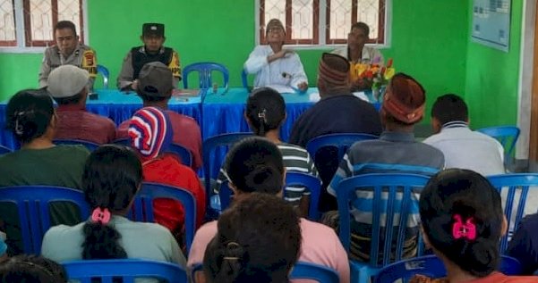 Kapospol dan Bhabinkamtibmas Kecamatan Lelak lakukan Pengamanan Penyaluran BLT Triwulan I 2024 di Desa Bangka Tonggur Berjalan Lancar