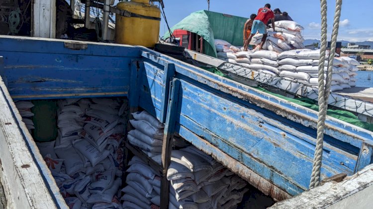 KP3 Laut Pelabuhan Reo Lakukan Pengamanan Aktivitas Bongkar Muat di Pelabuhan Laut Kelas II Reo