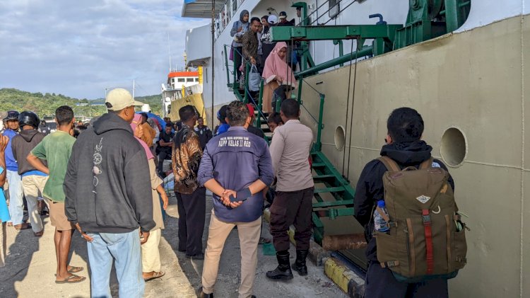 KP3 Laut : Pengamanan Kapal Penumpang di Pelabuhan Laut Reo untuk Jamin Keamanan dan Kelancaran Transportasi Laut