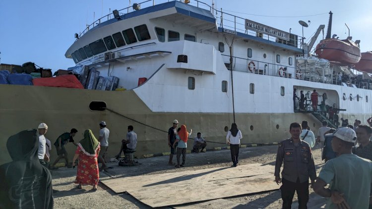 KP3 Laut : Pengamanan Kapal Penumpang di Pelabuhan Laut Reo untuk Jamin Keamanan dan Kelancaran Transportasi Laut