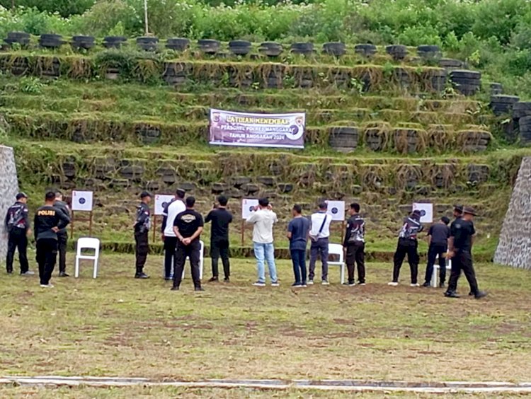 Polres Manggarai Gelar Latihan Menembak untuk Asah Keterampilan Personil