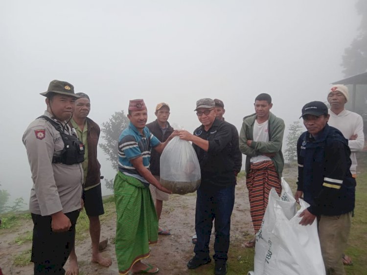 AIPDA Libertus Gantur Melakukan Patroli dan Sambang di Desa Wewo, Kecamatan Satar Mese.