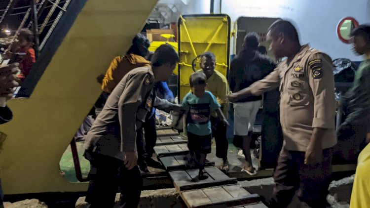 KP3 Laut Reo : Pengamanan Kapal Penumpang di Pelabuhan Laut Reo, Pastikan Transportasi aman dan lancar.