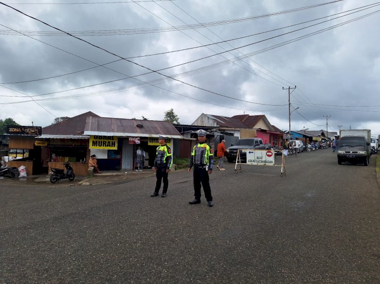 Satuan Lalu Lintas Polres Manggarai Lakukan Pengamanan Sholat Jumat di Masjid Agung Baiturahman, Ruteng