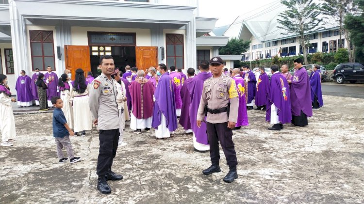 Konsisten Hadir dalam Kegiatan Masyarakat, Bhabinkamtibmas Kecamatan Langke Rembong Laksanakan Pengamanan