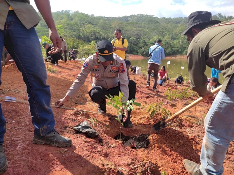 Kasat Binmas Polres Manggarai Berpartisipasi dalam Penanaman Pohon Memperingati Hari Lingkungan Hidup Sedunia