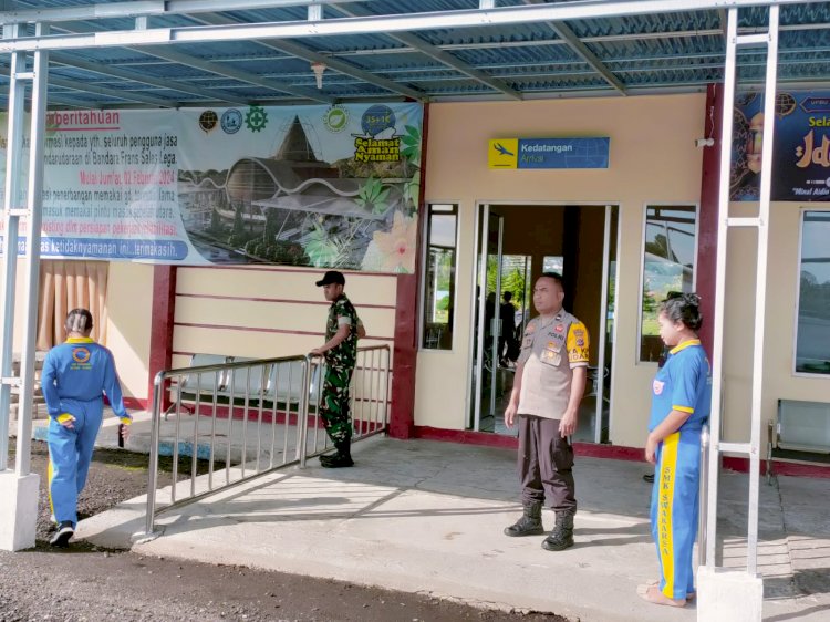 Pengamanan Pesawat Penumpang oleh Anggota KP3 Udara Frans Sales Lega di Bandara Ruteng