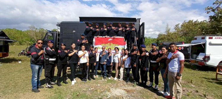 Satbrimob Polda NTT Gelar Bakti Sosial di SDN Oeseu: Makan Gratis, Layanan Kesehatan, dan Air Bersih untuk Warga