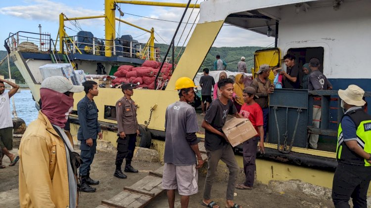 KP3 Laut Pelabuhan Reo Amankan Kedatangan dan Keberangkatan KM Sabuk Nusantara 55