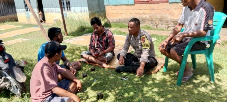 Bhabinkamtibmas Kecamatan Wae Ri Himbau Masyarakat Jaga Keamanan dalam Tahapan Pilkada Serentak