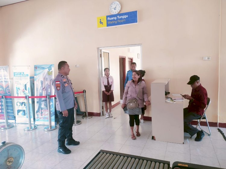 KP3 Udara Laksanakan Pengamanan Pesawat Penumpang di Bandara Frans Sales Lega, Ruteng